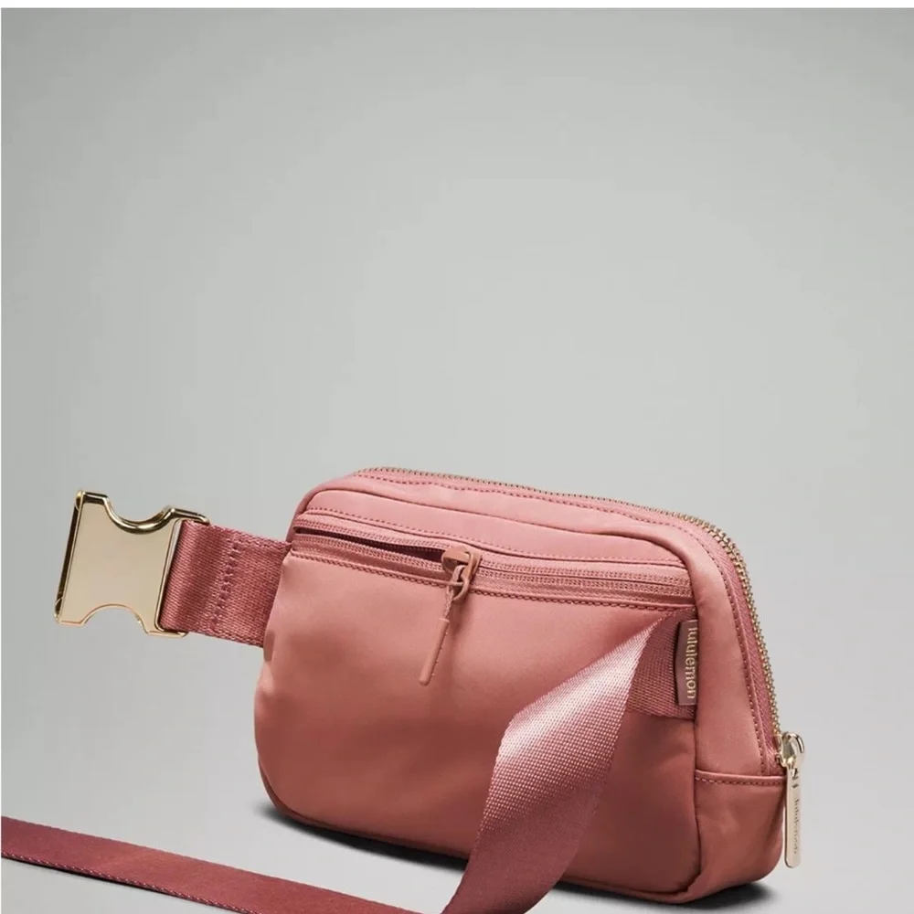 NWT Lululemon Everywhere Belt Bag
Spiced Chai Metal Hardware Spiced Chai/Gold - Picture 4 of 8